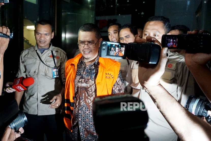 Wakil Ketua Komisi V DPR Fraksi PKS Yudi Widiana Adia mengenakan rompi tahanan KPK seusai diperiksa di gedung KPK, Jakarta, Rabu (19/7). 