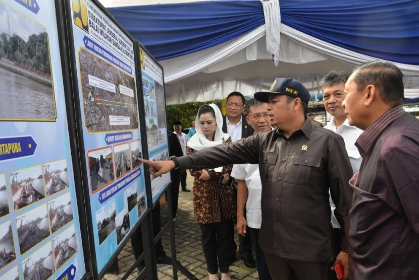 Wakil Ketua Komisi V DPR Lasarus meninjau masterplan rencana penataan Sungai Veteran tersebut, Selasa (28/2).