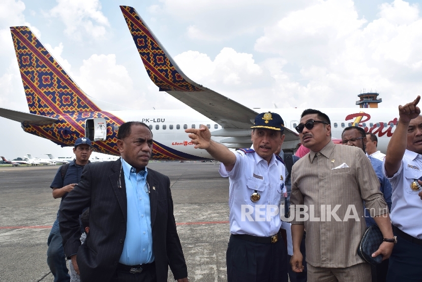 Sejumlah anggota Komisi V DPR RI melihat kondisi pesawat Batik Air yang mengalami tabrakan di Runway beberapa waktu lalu Bandara Halim Perdanakusuma, Jakarta, Kamis (7/4).(Republika/Rakhmawaty La'lang)