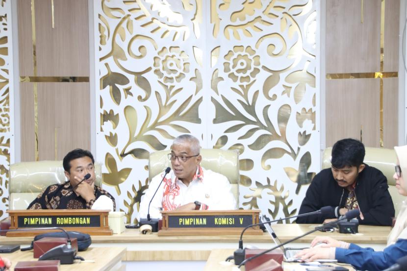 Wakil Ketua Komisi V DPRD Jabar Abdul Hadi Wijaya menerima kunjungan DPRD Kabupaten Solok di ruang Komisi V Dewan Perwakilan Rakyat Daerah Provinsi Jabar, Kota Bandung, Kamis (29/2/2024). 