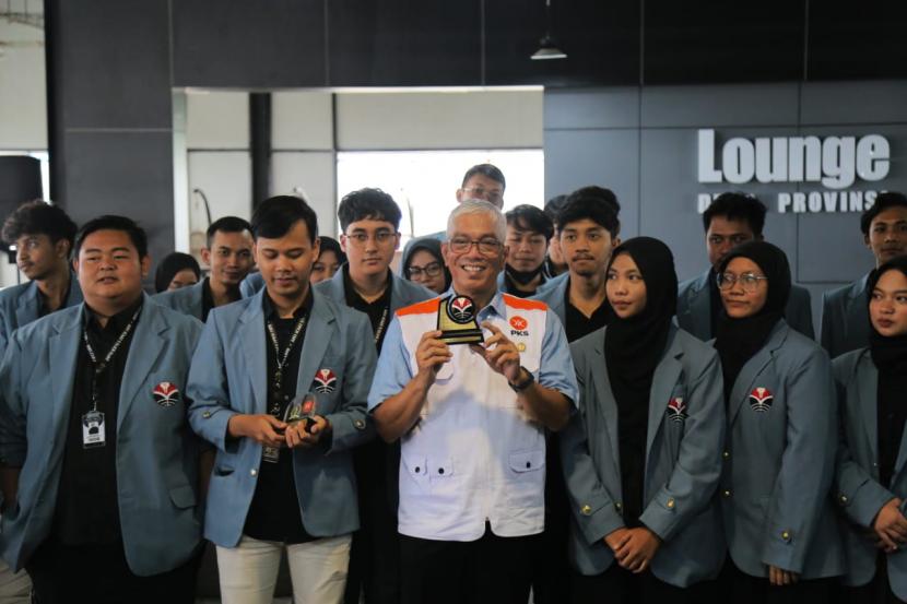 Wakil Ketua Komisi V DPRD Jawa Barat Abdul Hadi Wijaya, menerima kunjungan Dewan Perwakilan Mahasiswa, Keluarga Mahasiswa Fakultas Pendidikan Ekonomi dan Bisnis (DPM Kema FPEB) Universitas Pendidikan Indonesia (UPI), Bandung.