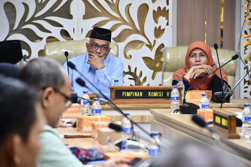 Wakil Ketua Komisi V DPRD Jawa Barat Abdul Hadi Wijaya, menerima audiensi dengan Forum Masyarakat Peduli Pendidikan (FMPP) Kota Cimahi, Bandung, Rabu (21/6/2023).
