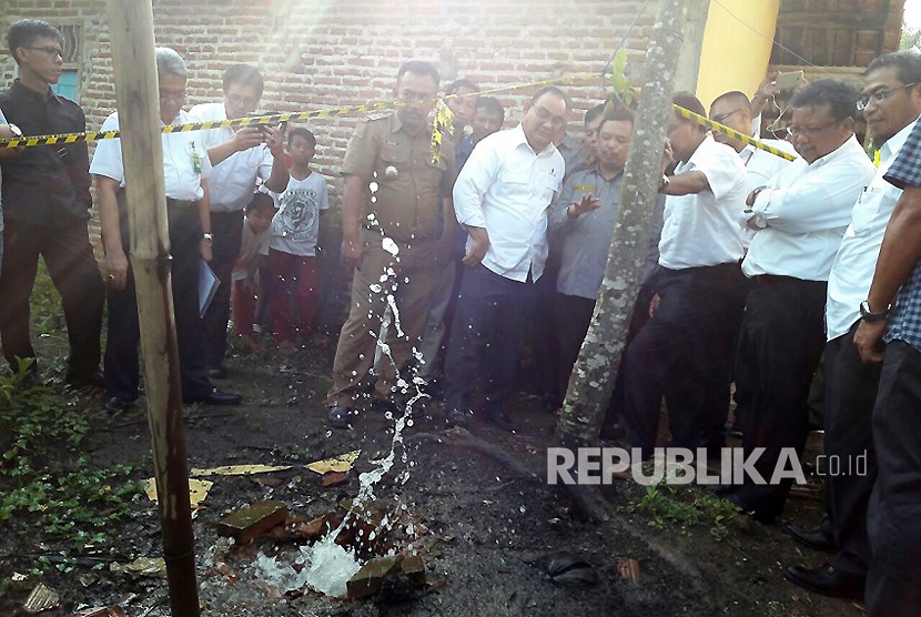 Sejumlah pejabat dan pihak terkait melihat secara langsung semburan air yang bercampur gas di pemukiman warga di Desa Sukaperna, Kecamatan Tukdana, Kabupaten Indramayu, Senin (8/1).