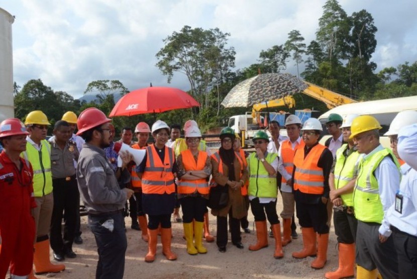 Wakil Ketua Komisi VII DPR RI Herman Khaeron dan tim kunjungan kerja meninjau PLTP Tulehu.