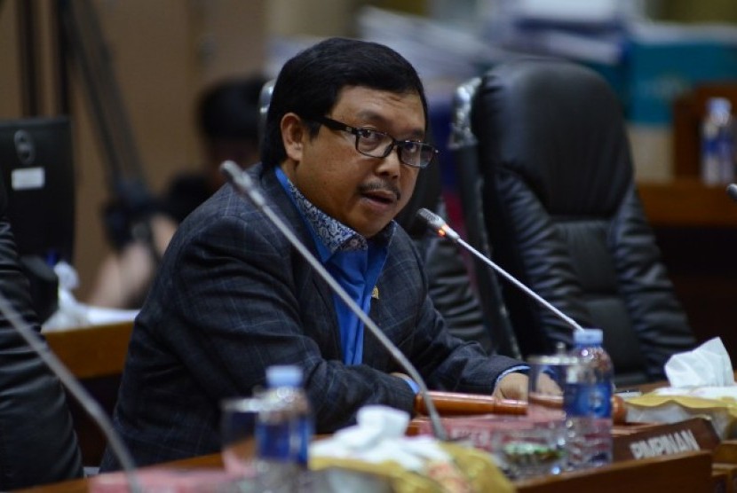 Wakil Ketua Komisi VII DPR RI Herman Khaeron saat memimpin rapat.
