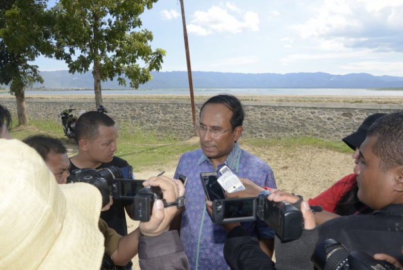 Wakil Ketua Komisi VII Satya Yudha saat meninjau Danau Limboto, Gorontalo.