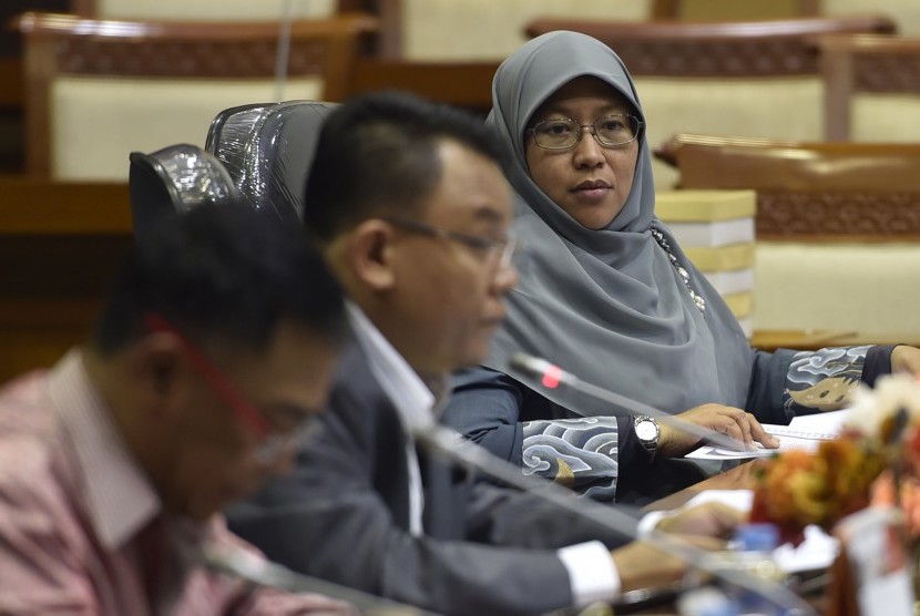 Wakil Ketua Komisi VIII DPR Ledia Hanifa Amalia (kanan) mengikuti rapat Komisi VIII DPR dengan Menteri Agama di Komplek Parlemen Senayan, Jakarta, Kamis (21/4). 