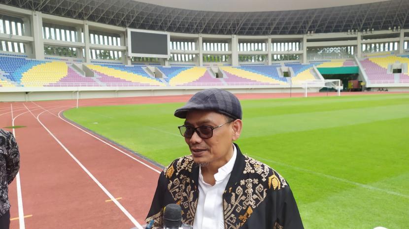 Wakil Ketua Komisi X, Abdul Fikri Faqih, saat melakukan pengecekan Stadion Manahan Solo.