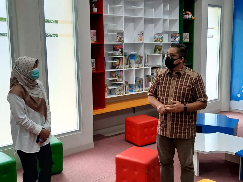 Wakil Ketua Komisi X Dede Yusuf dalam kunjungan ke Perpustakaan Kabupaten Bandung, Soreang, Kabupaten Bandung, Rabu (21/10). 
