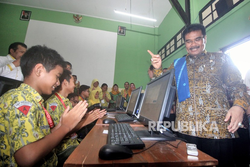 Wakil Ketua Komisi X DPR Sutan Adil Hendra (kanan) memberikan pengarahan kepada murid kelas IX saat berkunjung ke SMP Negeri 3, Surabaya, Jawa Timur, Kamis (5/4). 