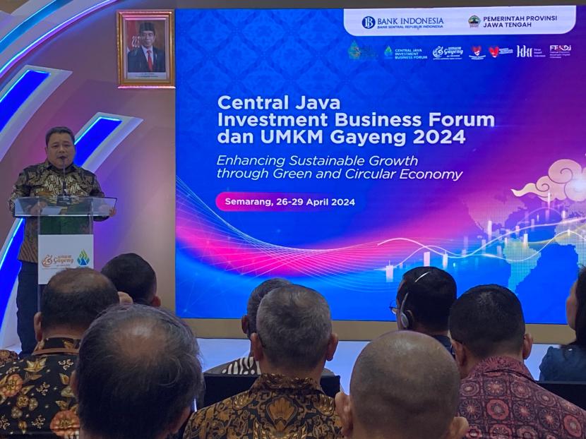 Wakil Ketua Komisi XI DPR RI Fathan Subchi meminta pemda memfasilitasi kerja sama investor besar dengan pelaku UMKM, di sela kegiatan Central Java Investment Bussiness Forum (CJIBF) dan UMKM Gayeng, di Semarang, Sabtu (27/4/2024).