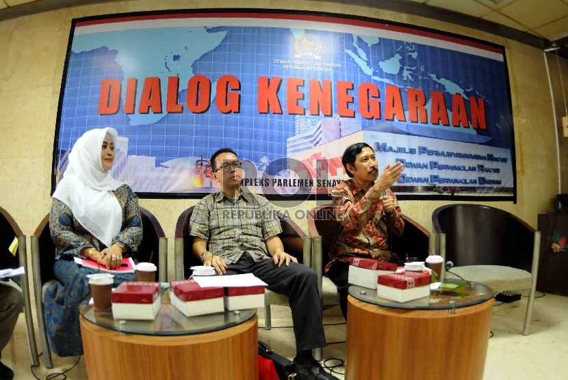 (dari kiri) Anggota DPD RI Fahira Idris, Dosen FIB UI, Bondan Kanumoyoso serta Dosen Sosiologi UIN Syarif Hidayatullah, Musni Umar, dalam dialog Fenomena Prostitusi Gaya Baru di Kompleks Parlemen Senayan, Jakarta, Rabu (27/5).(Republika/Agung Supriyanto)