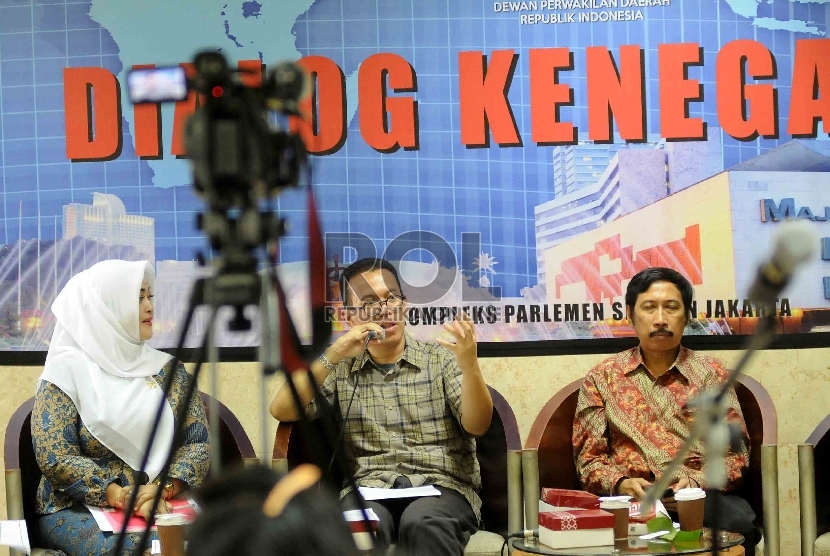 (dari kiri) Anggota DPD RI Fahira Idris, Dosen FIB UI, Bondan Kanumoyoso serta Dosen Sosiologi UIN Syarif Hidayatullah, Musni Umar, dalam dialog Fenomena Prostitusi Gaya Baru di Kompleks Parlemen Senayan, Jakarta, Rabu (27/5).(Republika/Agung Supriyanto)