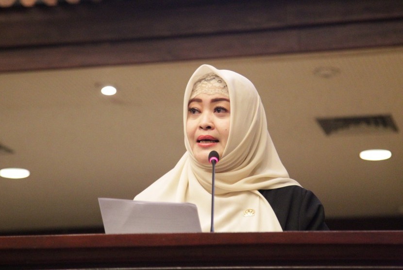  Fahira Idris.