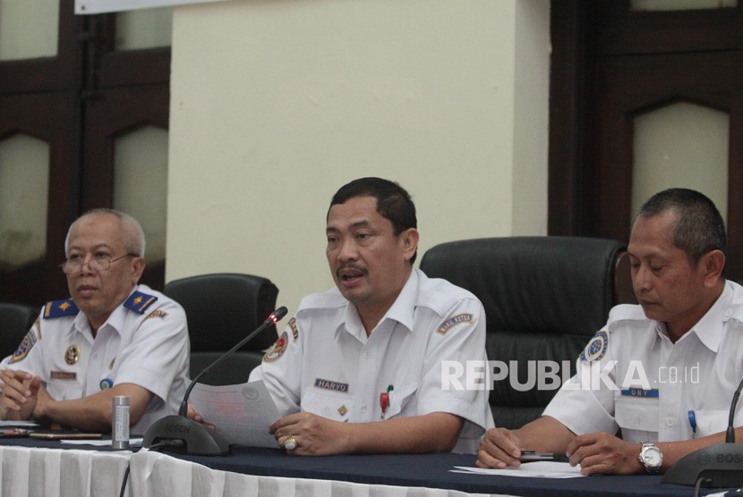   Deputy Chairperson of the National Transportation Safety Committee (KNKT) Haryo Satmiko (center) along with Senior KNKT Investigator Ony Soerjo Wibowo (right) and Head of KNKT Secretariat Bambang Sudaryono (left) hold a press conference following the Lion Air JT 610 aircraft crash at the NTSC Office, Jakarta, Tuesday ( Oct 30).