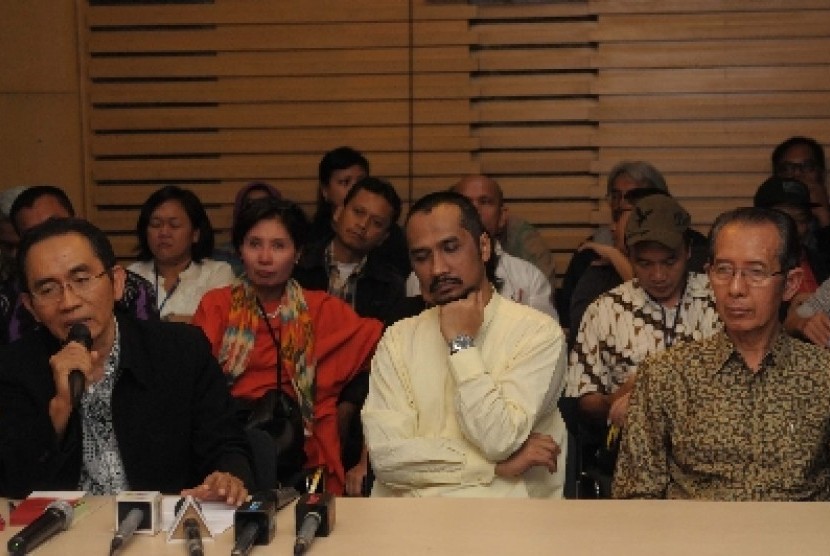Wakil Ketua KPK Adnan Pandu Praja (kiri).