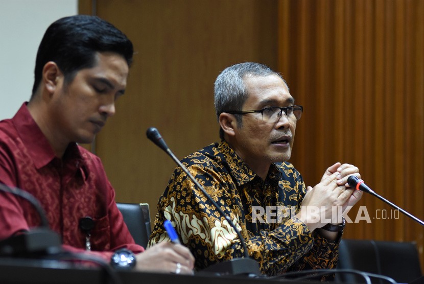 Wakil Ketua KPK Alexander Marwata (kanan) bersama jubir KPK Febri Diansyah (kiri) memberi keterangan pers di Gedung KPK, Jakarta, Senin (10/12/2018). 