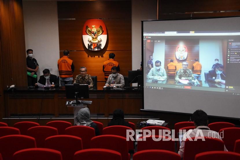 Wakil Ketua KPK Alexander Marwata (keempat kiri) didampingi Deputi Penindakan Brigjen Pol Karyoto (kedua kiri) dan Jubir KPK Ali Fikri (kanan) .