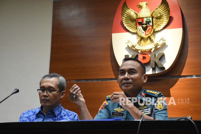 Wakil Ketua KPK Alexander Marwata (kiri) didampingi Direktur Pembinaan dan Penegakkan Hukum Puspom AL Kolonel Laut (PM) Totok Safaryanto (kanan) memberikan keterangan pers terkait penetapan tersangka baru dalam pengembangan kasus suap Bakamla di gedung KPK, Jakarta, Rabu (31/7/2019).