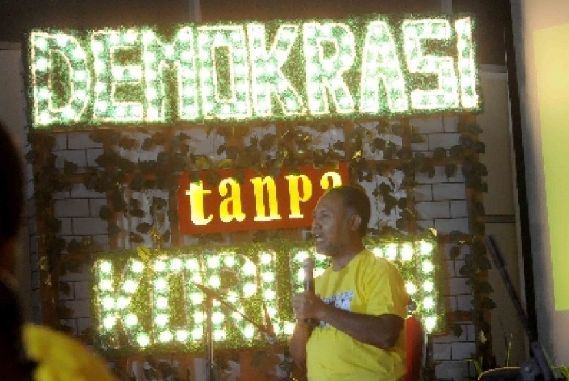 Wakil Ketua KPK Bambang Widjajanto berorasinya dalam acara  Demokrasi Tanpa Korupsi di Museum Nasional, Jakarta, Ahad (14/12).