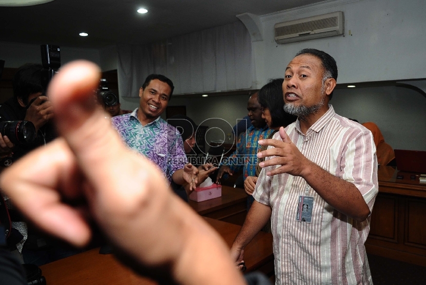 Wakil Ketua KPK Bambang Widjojanto berjalan saat tiba memenuhi undangan di kantor Komisi Nasional Hak Asasi Manusia (Komnas HAM),Jakarta, Selasa (27/1).(Republika/ Tahta Aidilla)