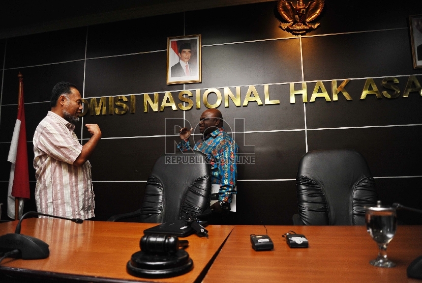 Wakil Ketua KPK Bambang Widjojanto berjalan saat tiba memenuhi undangan di kantor Komisi Nasional Hak Asasi Manusia (Komnas HAM),Jakarta, Selasa (27/1).(Republika/ Tahta Aidilla)