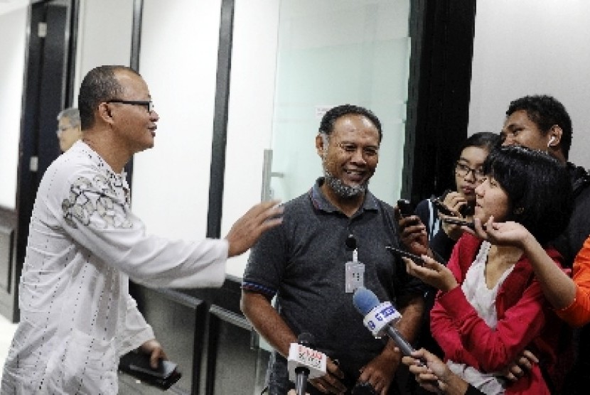 Wakil Ketua KPK Bambang Widjojanto bersama Koordinator ICW Emerson Yuntho.