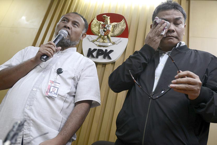 Wakil Ketua KPK Bambang Widjojanto (kiri) bersama Deputi Pencegahan KPK Johan Budi melakukan jumpa pers di kantor KPK, Jakarta Selatan, Senin (26/1).  (Antara/fanny Octavianus)