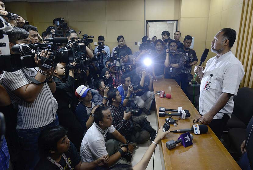  Wakil Ketua KPK Bambang Widjojanto melakukan jumpa pers di kantor KPK, Jakarta Selatan, Senin (26/1).  (Antara/Fanny Octavianus)