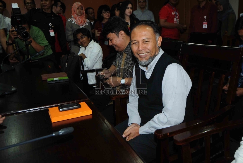 Wakil Ketua KPK Bambang Widjojanto mendatangi Gedung Ombudsman Republik Indonesia, Kamis (29/1). (Republika/Agung Supriyanto)