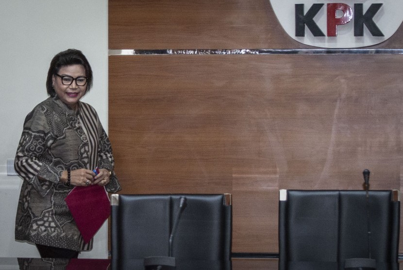 Wakil Ketua KPK Basaria Panjaitan bersiap memberikan keterangan pers mengenai penetapan tersangka baru dalam kasus tindak pidana korupsi, di gedung KPK, Jakarta, Selasa (30/10/2018). 