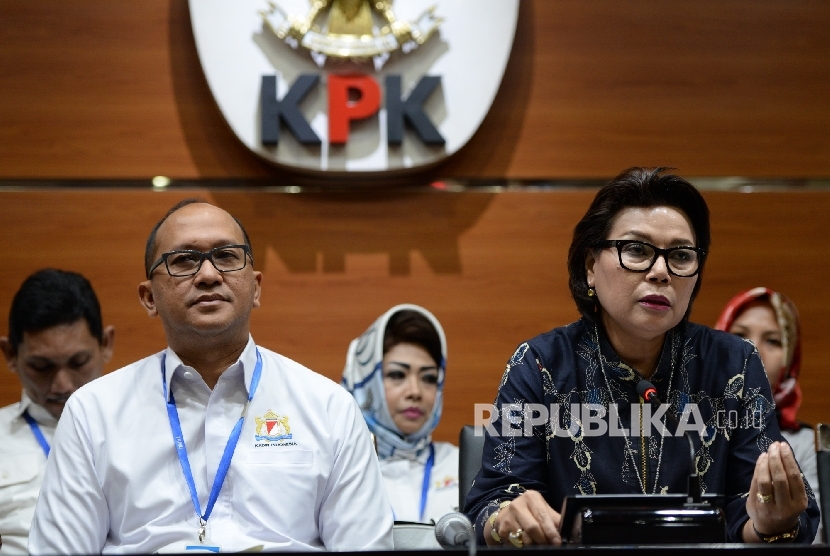 Wakil Ketua KPK Basaria Panjaitan (kanan) bersama Ketum Kadin Roslan P Roeslani menggelar konferensi pers usai audiensi bersama pimpinan KPK di Gedung KPK, Jakarta, Selasa (4/4).