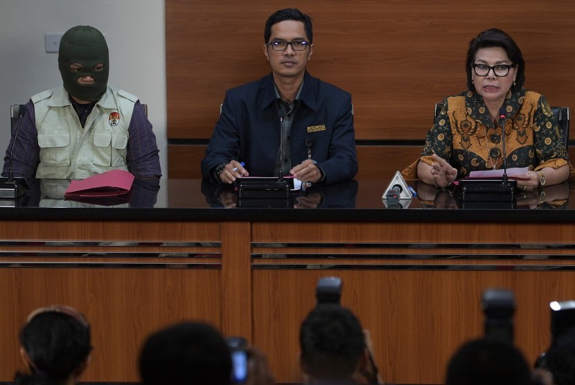 Wakil Ketua KPK Basaria Panjaitan (kanan) dan Juru bicara KPK Febri Diansyah (tengah) memberikan keterangan pers terkait OTT pejabat PT PAL Indonesia di Kantor KPK, Jakarta, Jumat (31/3).