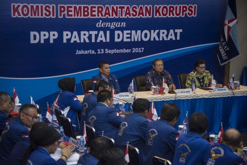 Wakil Ketua KPK Basaria Panjaitan (kanan), Ketua Umum Partai Demokrat Susilo Bambang Yudhoyono (tengah) didampingi Sekjen Partai Demokrat Hinca IP Pandjaitan XIII (kiri) saat melakukan diskusi di Kantor DPP Partai Dmeokrat, Jakarta, Rabu (13/9).