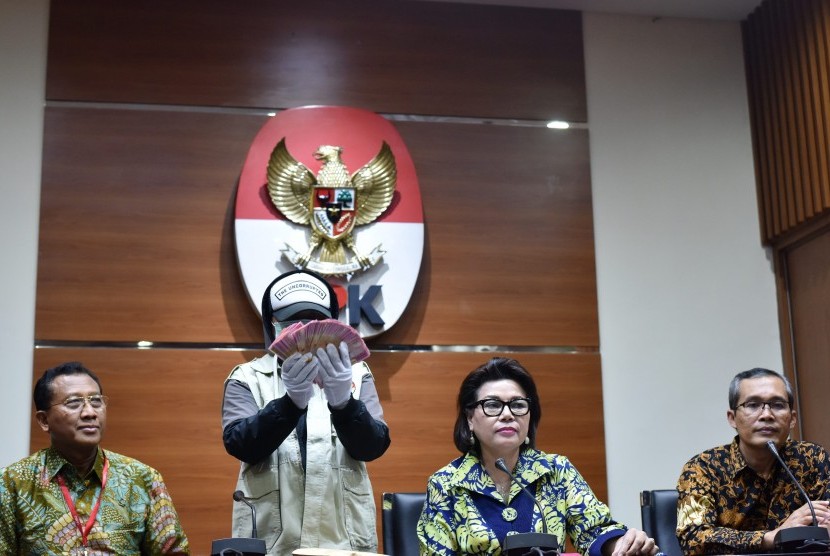 Wakil Ketua KPK Basaria Panjaitan (kedua kanan) dan Alexander Marwata (kanan), Jaksa Agung Muda Pengawasan (Jamwas) Kejagung Widyo Pramono (kiri) bersama penyidik KPK menunjukkan barang bukti hasil operasi tangkap tangan (OTT) Jaksa Kejati Bengkulu di Gedung KPK, Jakarta, Jumat (9/6).