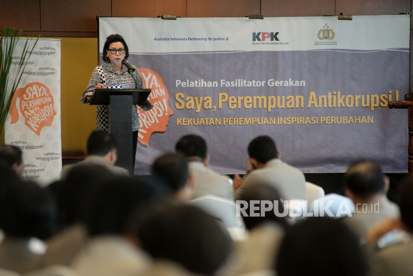 Wakil Ketua KPK Basaria Panjaitan memberikan sambutan saat menghadiri pelatihan anti korupsi Polwan di Jakarta, Kamis (27/7).