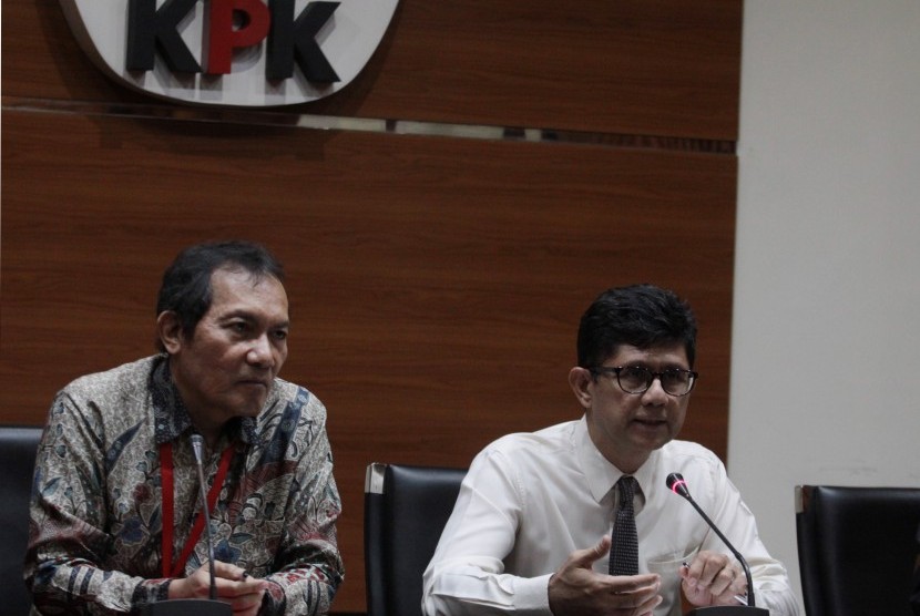 Wakil Ketua KPK, Laode M Syarif (kanan) dan Saut Situmorang (kiri) menggelar konferensi pers terkait tersangka baru kasus korupsi di Gedung KPK, Jakarta, Senin (10/6/2019).