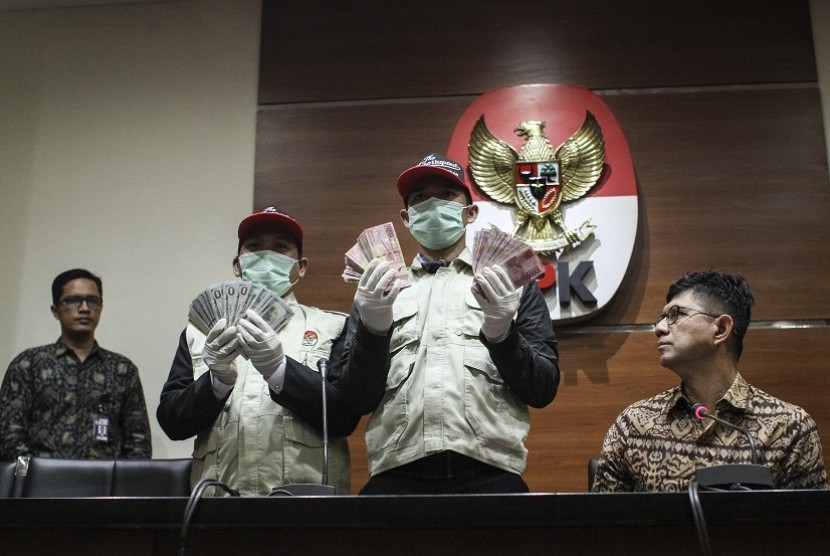 Wakil Ketua KPK Laode M. Syarif (kanan) didampingi Juru Bicara KPK Febri Diansyah (kiri) menunjukkan barang bukti Operasi Tangkap Tangan (OTT) KPK di Jombang, Jakarta, Minggu (4/2). 