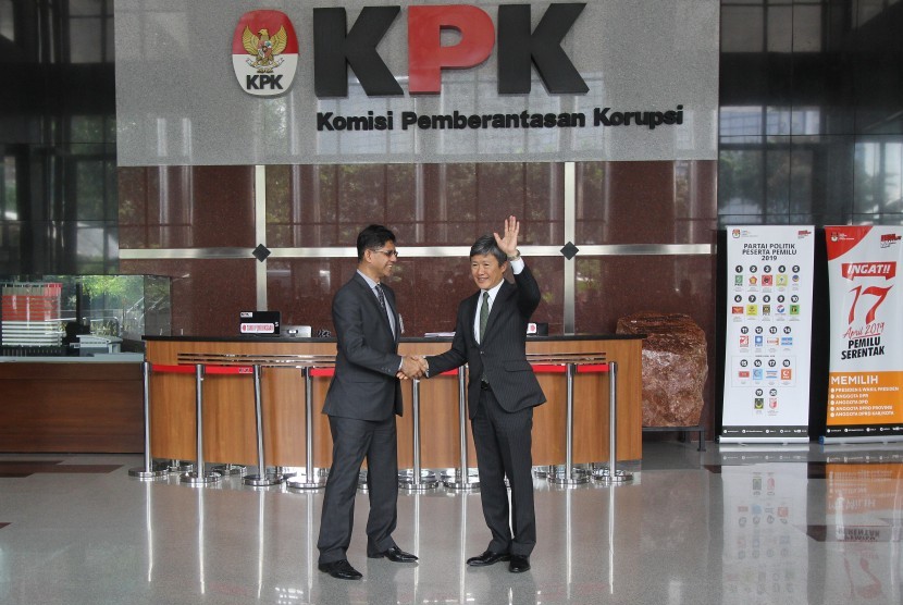 Pertemuan KPK Indonesia - KPK Hongkong: Wakil Ketua KPK Laode M Syarif (kiri) berjabat tangan dengan Komisioner Independent Commision Against Corruption (ICAC) atau Komisi Anti-Korupsi Hong Kong Simon YL Peh (kanan) usai melakukan pertemuan di Gedung KPK, Jakarta, Senin (25/2/2019).