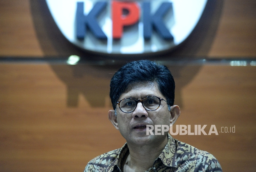 Wakil Ketua KPK Laode M Syarif memberikan keterangan terkait Operasi Tangkap Tangan (OTT) di Gedung KPK, Jakarta, Sabtu (7/10).