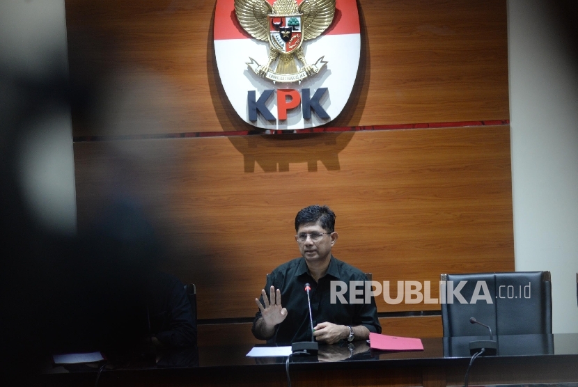 Wakil Ketua KPK Laode M Syarif menggelar konferensi pers terkait penangkapan operasi tangkap tangan (OTT) Walikota Batu di Gedung KPK, Jakarta, Ahad (17/9). 