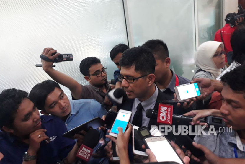 Wakil Ketua KPK, Laode M. Syarif sesaat setelah mengikuti rapat gabungan dengan Polri, Jaksa Agung dan Komisi III DPR-RI di gedung Nusantara II, Senin (16/10).