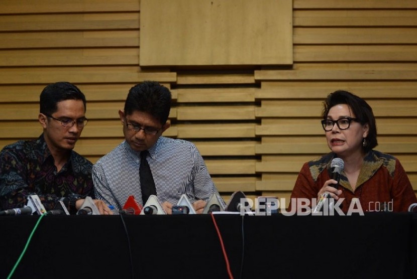 Wakil Ketua KPK Laode M Syarif (tengah) bersama Basaria Pandjaitan (kanan) dan Juru Bicara KPK Febri Diansyah (kiri) memberikan keterangan kepada awak media terkait OTT yang melibatkan hakim MK Patrialis Akbar di Gedung KPK, Jakarta, Kamis (26/1) malam.