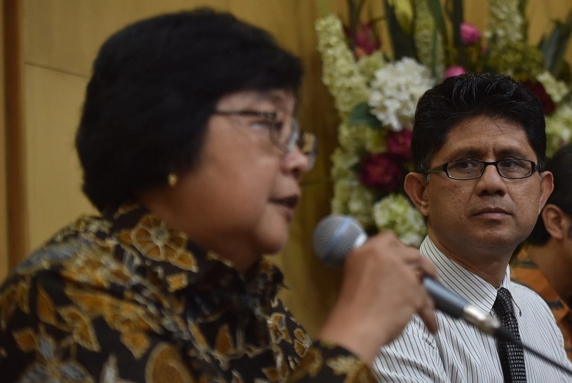 Wakil Ketua KPK Laode Muhammad Syarif (kanan) dan Menteri Lingkungan Hidup dan Kehutanan Siti Nurbaya (kiri) memberikan keterangan pers di Gedung KPK, Jakarta, Rabu (14/9).