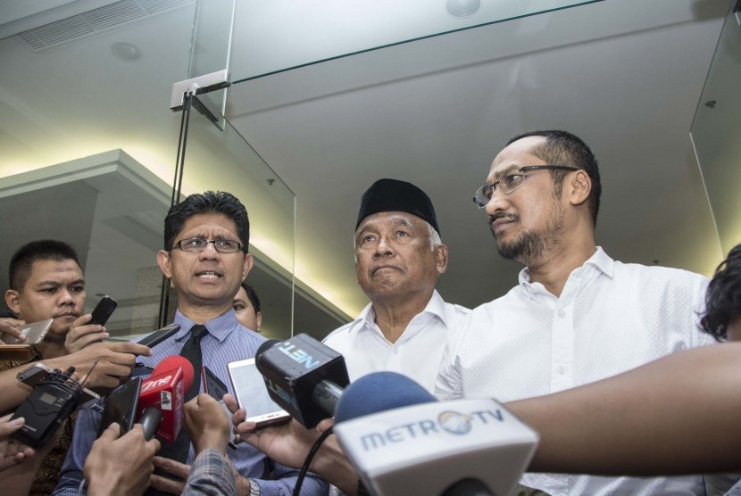 Wakil Ketua KPK Laode Muhammad Syarif (kiri) bersama mantan Ketua Pimpinan KPK Taufiqurrahman Ruki (tengah) dan Abraham Samad (kanan) menjawab pertanyaan wartawan seusai menjenguk penyidik KPK Novel Baswedan di RS Mitra Keluarga Kelapa Gading, Jakarta, (11/4).