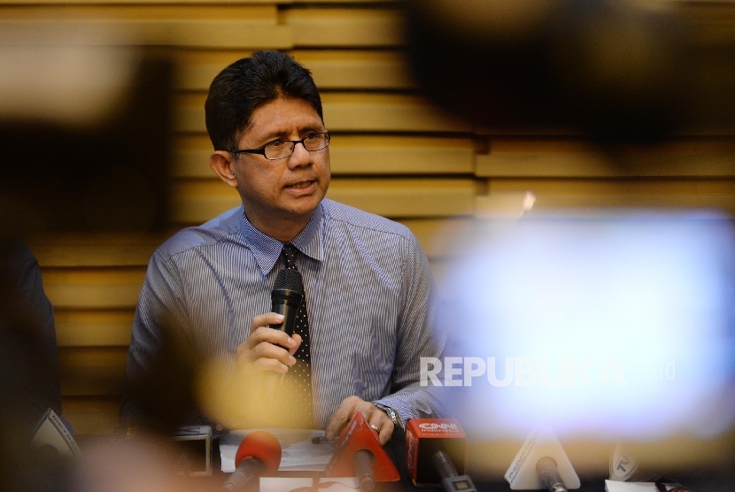 Wakil Ketua KPK Laode Muhammad Syarif memberikan keterangan pers terkait penetapan Gubernur Sultra sebagai tersangka di Gedung KPK, Jakarta, Selasa (23/8). 