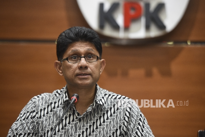 Wakil Ketua KPK Laode Muhammad Syarif memberikan keterangan pers terkait OTT di gedung KPK, Jakarta, Rabu (2/8).