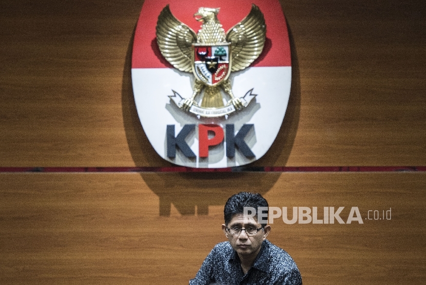 Wakil Ketua KPK Laode Muhammad Syarif menyampaikan keterangan pers kepada awak media di Jakarta, Kamis (15/6).