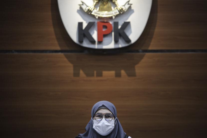 Wakil Ketua KPK Lili Pintauli Siregar menyampaikan keterangan pers di gedung KPK, Jakarta, Rabu (18/8/2021). Konferensi pers tersebut membahas Capaian Kinerja KPK Semester I/2021 bidang Pencegahan, Monitoring dan Strategi Nasional Pencegahan Korupsi (STRANAS PK).