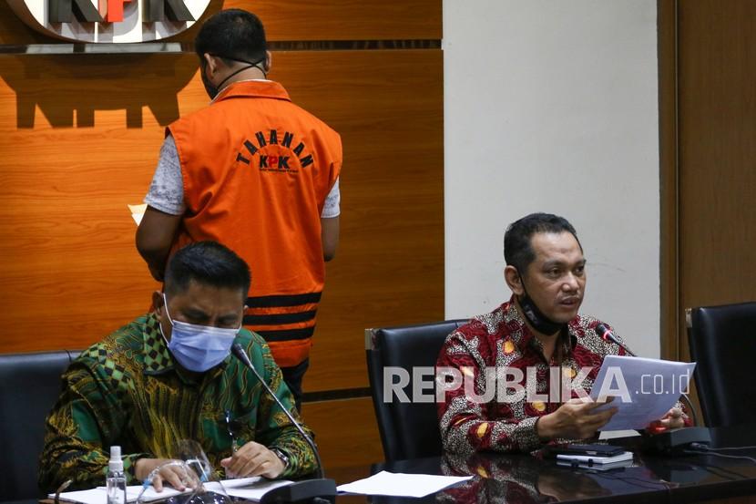 Wakil Ketua KPK Nurul Ghufron (kanan) bersama Deputi Bidang Penindakan KPK Karyoto (kiri).